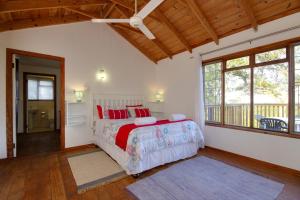En eller flere senge i et værelse på St. Lucia Ocean View Holiday Home