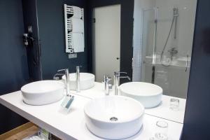 a bathroom with two sinks and a shower at UVE Alcobendas in Alcobendas