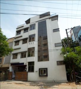 un edificio blanco alto con muchas ventanas en HILL VIEW (VOILA TRANQUIL'N) BEGUMPET, en Hyderabad