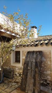 un edificio con techo y manguera de agua en Casa Rural El Olivar de las Pepinas, en Yecla