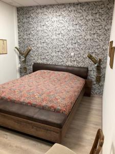 Ce lit se trouve dans une chambre dotée d'un mur. dans l'établissement Appartement Wissembourg hyper centre, à Wissembourg