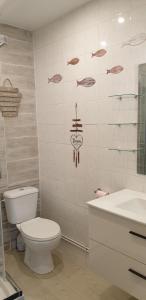 ein Badezimmer mit einem WC, einer Badewanne und einem Waschbecken in der Unterkunft Petite maison en pierre au coeur du Périgord noir proche de Sarlat et Rocamadour in Salignac Eyvigues