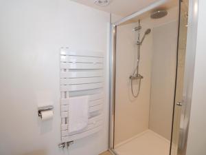 una ducha en un baño con puerta de cristal en Blue Buoy Cottage, en Brixham 33 fotos más