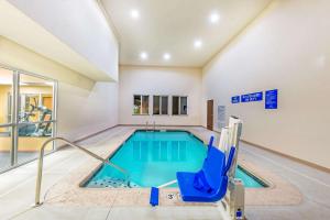 - une piscine dans une grande pièce avec piscine dans l'établissement Days Inn & Suites by Wyndham El Dorado, à El Dorado