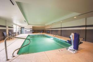 a swimming pool in a building with at La Quinta by Wyndham Kingman in Kingman