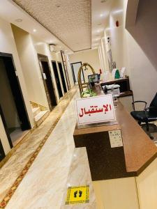 تالين الرياض للشقق المخدومة في الرياض: غرفة مع منضدة عليها كعكة