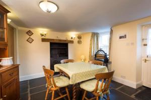 Sunbeam Cottage في كونيستون: غرفة طعام مع طاولة وكراسي +17 صورة