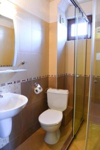 Koupelna v ubytování Family Hotel Lazur + 30 fotografií