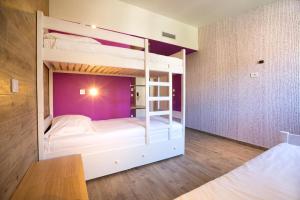 Katil dua tingkat atau katil-katil dua tingkat dalam bilik di Hostel Link