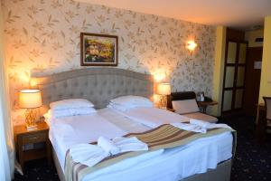 Tempat tidur dalam kamar di Family Hotel Lazur