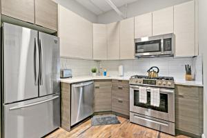 Virtuvė arba virtuvėlė apgyvendinimo įstaigoje Prime 2BR Apartment close to Park & Lakefront - Roscoe GN