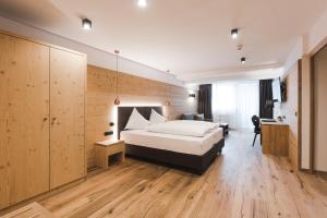 雷西亚Hotel Zum Mohren的房间里有一张床和一张书桌的卧室