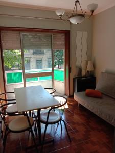 - un salon avec une table, des chaises et un canapé dans l'établissement Faria Guimaraes-Porto Centro 1, à Porto