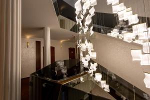 een kamer met een trap met een glazen wand bij Optima Collection Khmelnytskyi in Chmelnytsky