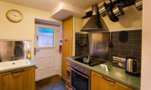 Köök või kööginurk majutusasutuses Burrow Cottage +6 fotot
