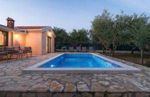 Bazén v ubytovaní Holiday Home Secret alebo v jeho blízkosti