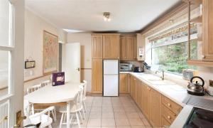 A kitchen or kitchenette at Nutwood