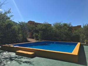 Cabañas Taos Pueblo内部或周边的泳池