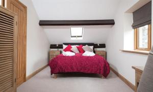 1 dormitorio con 1 cama con manta roja en Hayloft, en Windermere