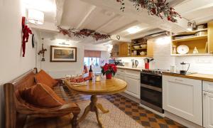 Nhà bếp/bếp nhỏ tại Smithy Cottage At Lindeth