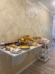stół z wieloma różnymi rodzajami jedzenia na nim w obiekcie B&B The Secret Place w mieście Cavedago