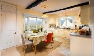 One The Howe في بورتنسكيل: مطبخ مع طاولة وكراسي ومطبخ مع نافذة