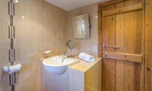 une salle de bain avec un lavabo et un miroir dans l'établissement Mulberry Cottage, à Kendal 13 autres photos