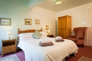 1 dormitorio con 1 cama grande y 1 silla en Gilpin View en Crosthwaite