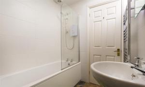y baño blanco con lavabo y ducha. en Gilpin View en Crosthwaite