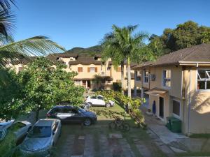 a group of cars parked in front of a house at Casa Condominio Barra de Juquehy in Juquei