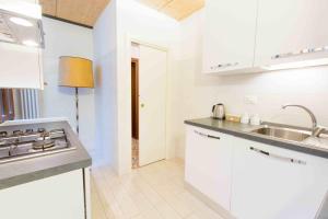 Kitchen o kitchenette sa CA CICOGNA air conditioning and fast WiFi, central location apartment