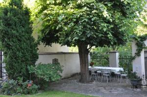 una mesa y sillas bajo un árbol en un patio en Haus Irblingweg, en Stiefern