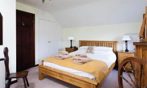 Un pat sau paturi într-o cameră la Lakefield Cottage