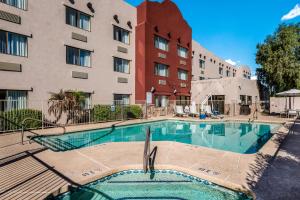 Bazén v ubytování Red Lion Inn & Suites Goodyear nebo v jeho okolí