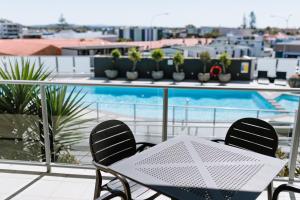 Ramada Hotel & Suites by Wyndham Ballina Byron内部或周边的泳池