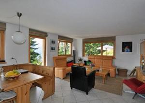 貝特默阿爾卑的住宿－Bettmerlodge，客厅配有沙发和桌子