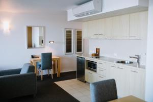 Ramada Hotel & Suites by Wyndham Ballina Byron的厨房或小厨房