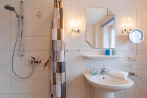 W łazience znajduje się prysznic, umywalka i prysznic. w obiekcie Maashof Theodor Storm w mieście Husum
