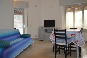 1 dormitorio con 1 cama, mesa y sillas en Casa Camilla, en Marina di Castagneto Carducci