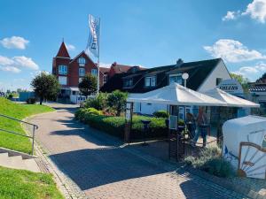 a man standing under a tent in front of a house at Ferienwohnung 258 Haus Schleswig in Kalifornien