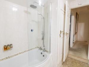 Koupelna v ubytování Heath Cottage + 15 fotografií