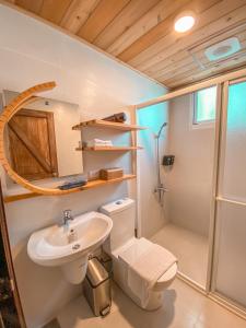 ein Badezimmer mit Toilette, Waschbecken und Dusche in der Unterkunft 東眠 Taitung sleep well in Taitung + 59 Fotos