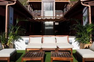 a patio with a couch and two chairs and a table at Hotel Escuela Rural Casa Los Herrera in Hermigua
