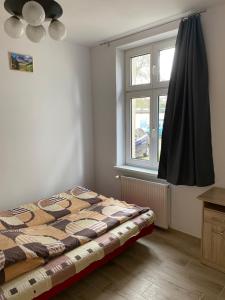 sypialnia z łóżkiem i oknem w obiekcie Pokoje na wynajem Sopot w mieście Sopot