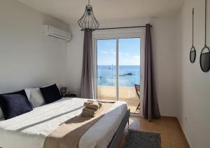 Un dormitorio con una cama con vista al mar. en Phaedrus Living: Seaview Luxury flat Paphinia 204, en Pafos