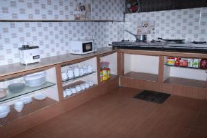 Dapur atau dapur kecil di New Era Guest House