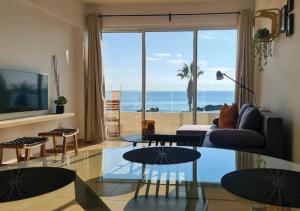 Una sala de estar con vista al mar. en Phaedrus Living: Seaview Luxury flat Paphinia 204, en Pafos