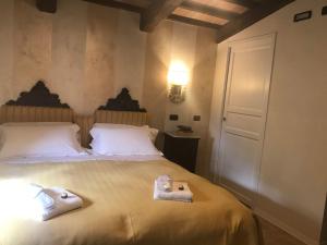 1 dormitorio con 2 toallas en una cama en Agriturismo Collerisana en Spoleto