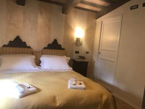 a bedroom with two towels sitting on a bed at Agriturismo Collerisana in Spoleto