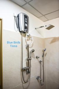 A bathroom at Blue Birds Tissa & Yala safari